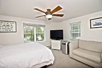 WATERFRONT VIEWS @ OCEAN BEACH GATE: 6 QUEEN 1 SOFA BED