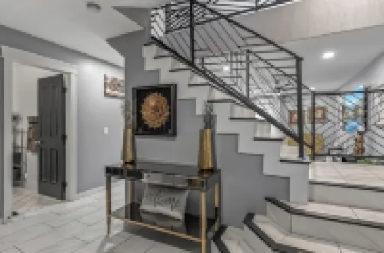 Spacious 4-bedroom house in charming Avondale with AC, WiFi Hotels in Avondale