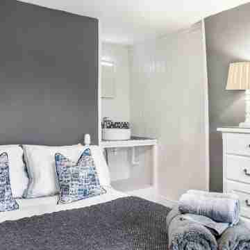 Private decking area & Central location  within 5 min walk of town. Rooms