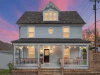 Historic Home w/ Sauna, HotTub, Speakeasy & Game Room Hotele w: Berkeley Springs