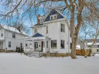 Spacious 5-bedroom house with parking and everything you need in charming Elyria エリリアのホテル