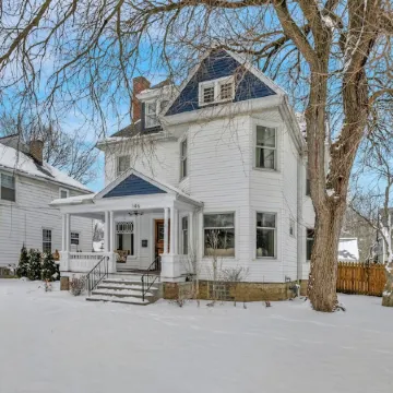 Spacious 5-bedroom house with parking and everything you need in charming Elyria