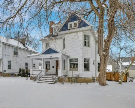 Spacious 5-bedroom house with parking and everything you need in charming Elyria Hotels in Elyria