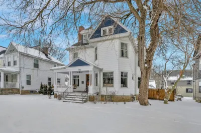 Spacious 5-bedroom house with parking and everything you need in charming Elyria 歐柏林音樂學院附近的飯店