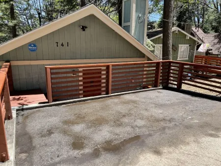 Cozy Stone Fireplace in a Relaxing 2 Bedroom Cabin Отели рядом с достопримечательностью «Библиотека Лейк Арроухед Бранч»