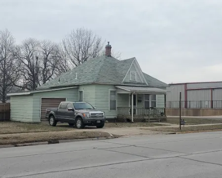 The 1860 - Your family will be close to everything when you stay at here. Hotels in Iola