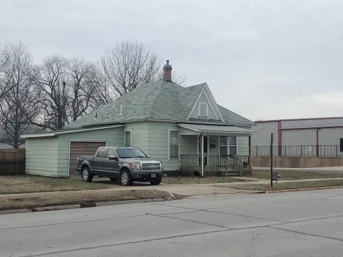 The 1860 - Your family will be close to everything when you stay at here. Hotels in Iola