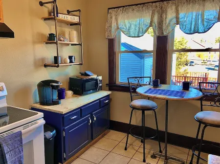 Cozy 1-bedroom apartment in historic Dubuque with AC, WiFi Отели рядом с достопримечательностью «Университет Дабек»