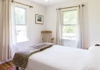 Cozy Shelter Island Cottage, walk to beaches and Mashomack Preserve