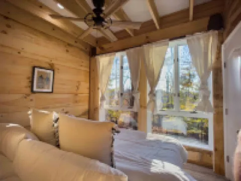 Magical Treehouse in Woods, Close many Wineries & Breweries, Pet Friendly!