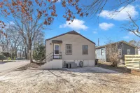 Cute 2-bedroom bungalow in downtown Raleigh Hotels near North Carolina State University