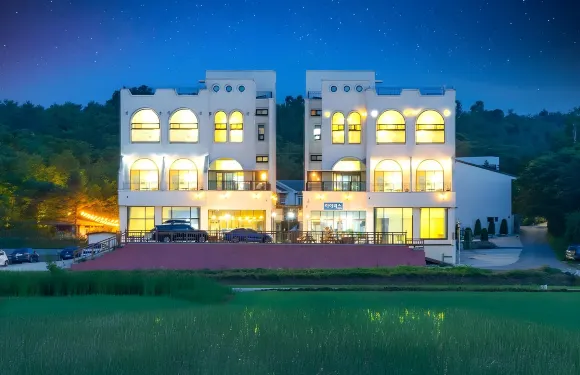 艾莉絲游泳池別墅旅館