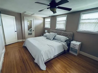 Charming 3-bedroom house in historic grandview neighborhoods Diamond Jo Casino附近的飯店