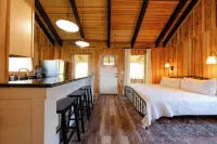 Couplesrelaxingcreeksidetinycabin Near CenterHillLake & Rockislandstatepark