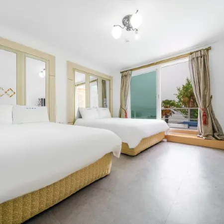 Geoje Island Jangmok Hawaii Pension (Caravan)
