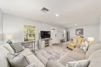 Newly renovated cottage walking distance to downtown Ocala square. Quiet street.