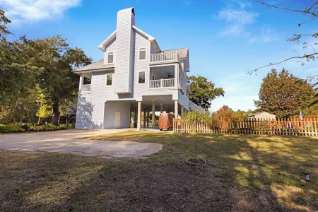 Elegant Escape: Pool-Gourmet-Kitchen-Elevator