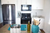 Large Renovated Delightful 2nd Floor Suite in Forest Park