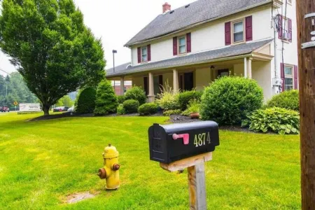 Escape to Center Valley's 3-bedroom vacation home, 13 min to Dorney Park