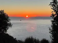 Quiet house with superb sea view