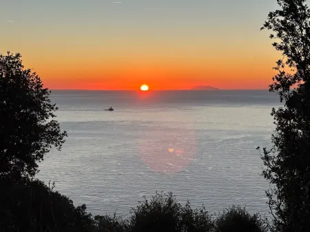Quiet house with superb sea view