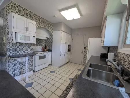 Beautiful & Spacious 2nd Floor Apartment Отели рядом с достопримечательностью «Hoyt Sherman Place»