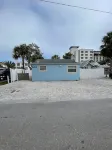 Charming Beach Cottage just steps away from Beautiful Clearwater Beach!!