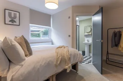 Broughton Place: Contemporary Apartments in Liverpool Hotels near Halewood