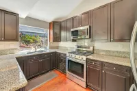 Spacious Dual Master, 4 Bedroom home near beaches, legoland, golf, lake
