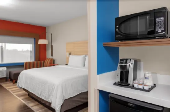 Holiday Inn Express & Suites WILMINGTON WEST - MEDICAL PARK by IHG