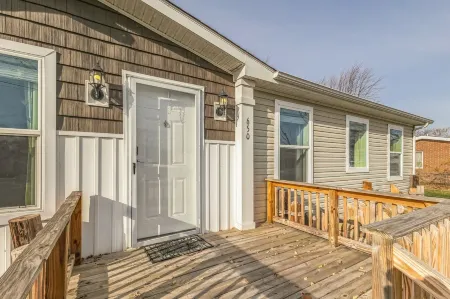 Sunsets & Serenity: Port Clinton Waterfront Stay 3 Bedroom Home