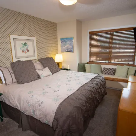 Mountain Lodge at Okemo-1Br Fireplace & Updated Kitchen 1 Bedroom Condo by RedAwning