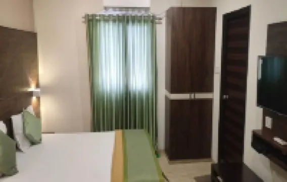 Hotel Grand Gaayatris Hotel berhampiran Tambaram