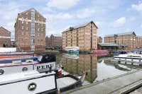 Elliot Oliver - Stylish 2 Bedroom Apartment with Parking in the Docks