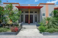 RedDoorz Near Taman Makam Pahlawan Tatura Hotels in Tatanga