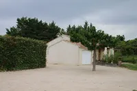 villa with private pool in a quiet area: Les Oliviers Hotels in Mallemort