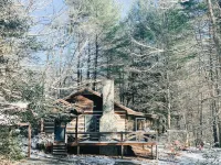Cozy Cabin in woods with Hot Tub, Porch Swing Bed and Fire Pit in Aska Adventure