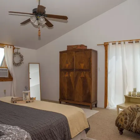 Cozy Cabin, Mountain View, AC, Porch, Fireplace, Wildlife, 4 mi to Town.