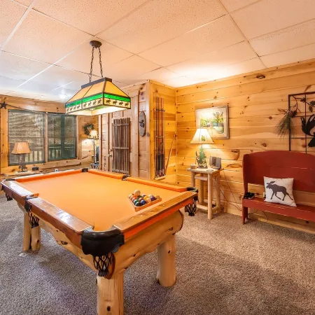 Moose Tracks 3 Bedroom Cabin by Redawning