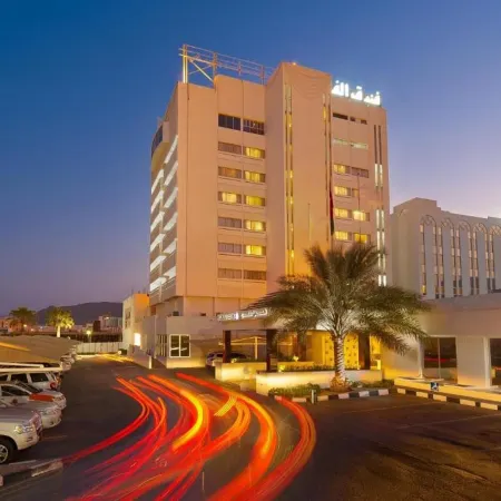 Al Falaj Hotel Отели рядом с достопримечательностью «Qantab Beach»