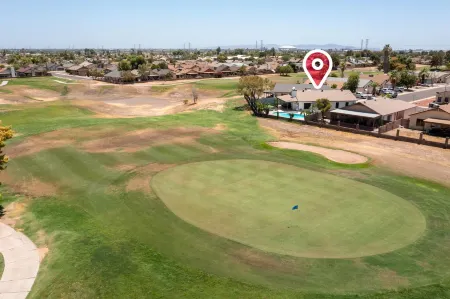Peoria Oasis on Golf Course: Pool & Putting Green!