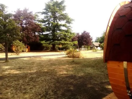 Les Tonneaux de l'Eure Logement Insolite Отели в г. Ане