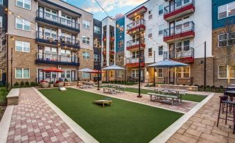 Luxe 1Br King Suite Close to Downtown w Fast Wifi