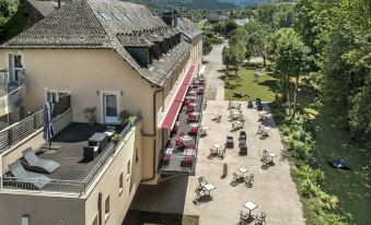 Logis Hôtel Restaurant les 2 Rives - A75, en Bordure de rivière