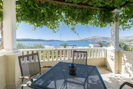 Apartments Maja Отели рядом с достопримечательностью «Church of St. Charles Borromeo»