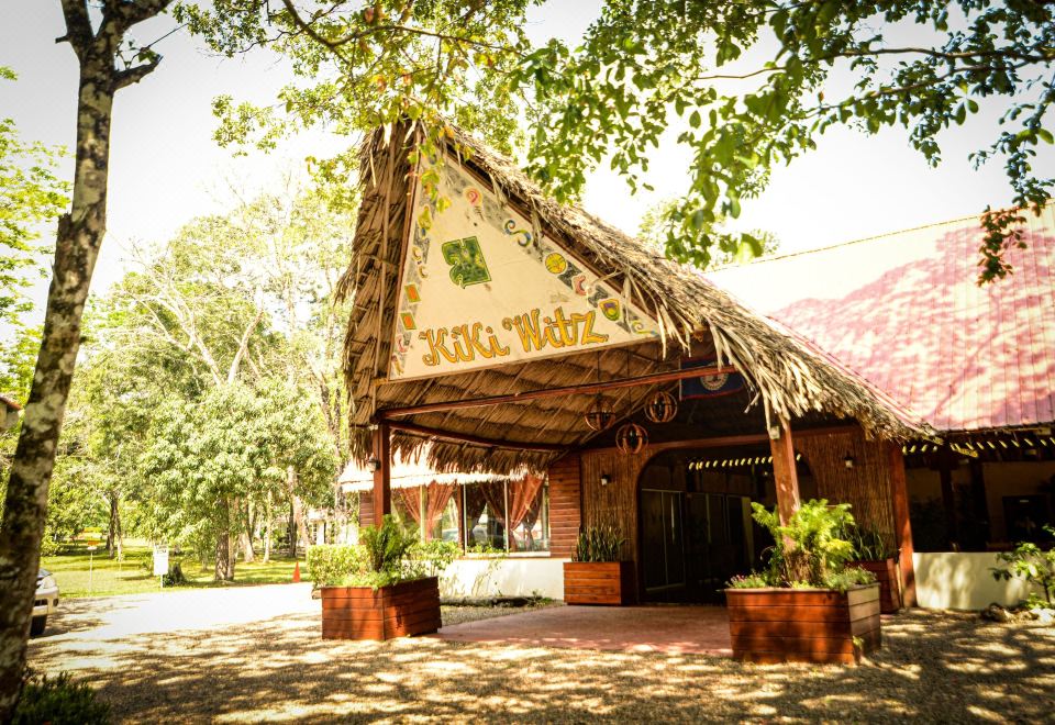 [키키 위츠의 아름다운 수영장과 강변 풍경 이미지]