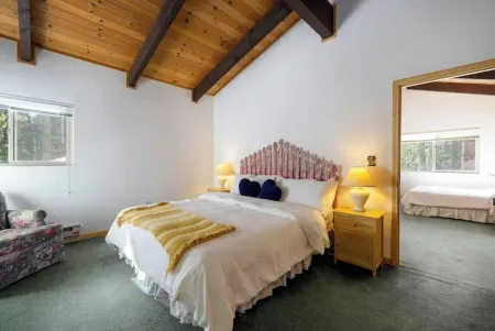 Kid+Dog-Friendly! Big Deck, BBQ, Private Sledding