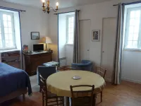 Residential flat in a former Etretat villa, in a big garden with free parking. Hotels in Etretat