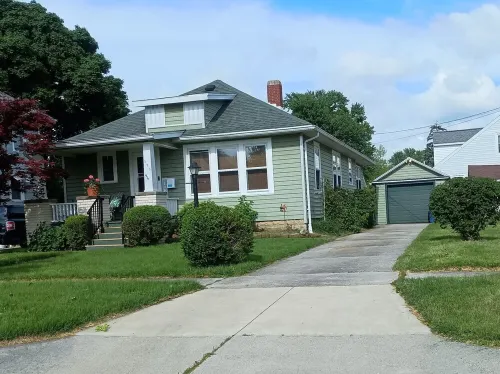 Sleeps 6, + 2 in Basement, Super Clean, Long Driveway, Fenced Yard w/Fire Pit