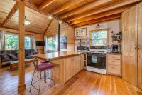 Glacier National Park-cozy, rustic home w/ hot tub, just 6 minutes to the park